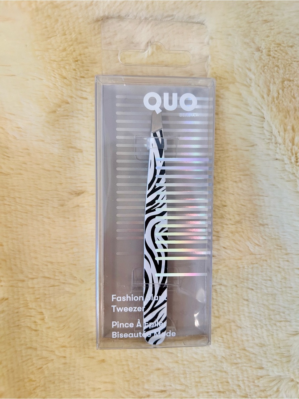 Quo Beauty. Slant tweezer in zebra fashion